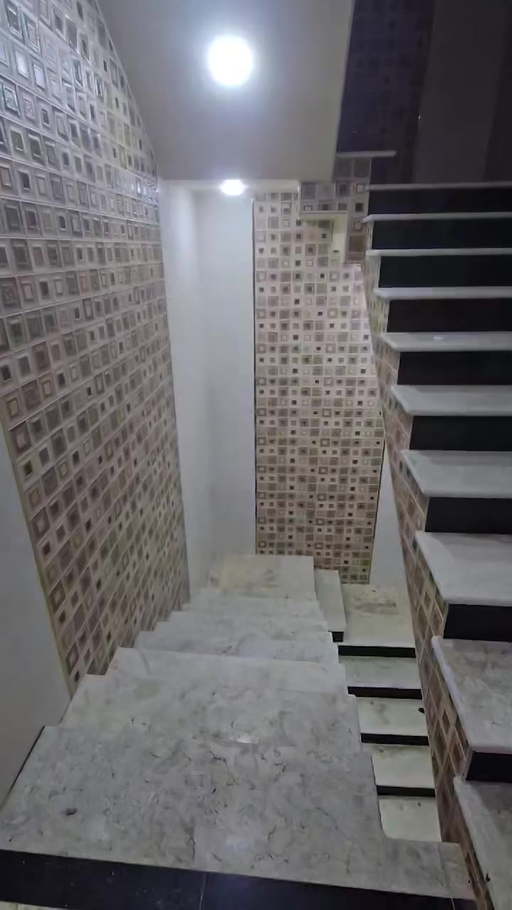 السلام عليكم شقه جديده للايجار الموقع حي الزيتون تحتوي على غرفتين وصالة وموزع ومطبخ وصحيات المساحه ٢٠٠ متر الايجار ٦٥٠ الف قفل قفل شامل الكهرباء والماء ***********
