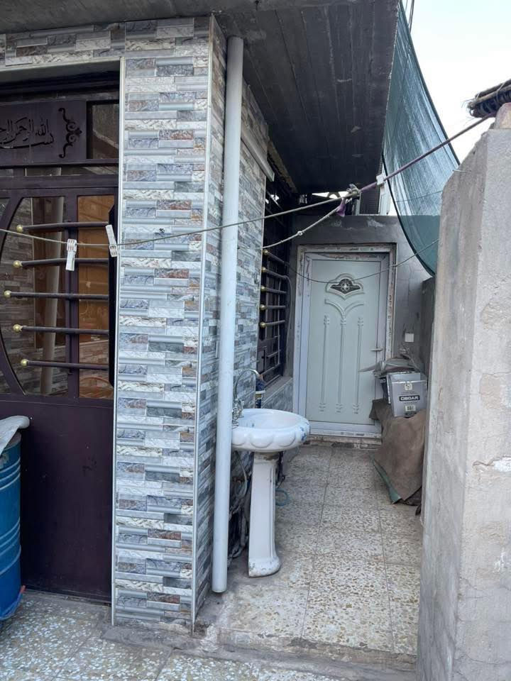 السلام عليكم بيت للبيع ⭕️
بمنطقه المخابرات بفرع مدرسه الابداع الاهلية سابقآ (مجمع الشهد) بيت ركن مساحته ١٠٠ متر واقع حال ١٢٢ يحتوي على٥ غرف نوم وصحيات خارجيه وداخلية وصحيات فوك مطبخ واستقبال وصاله للاستفسار *********** سعر ١٢٠ وبي مجال بسيط
