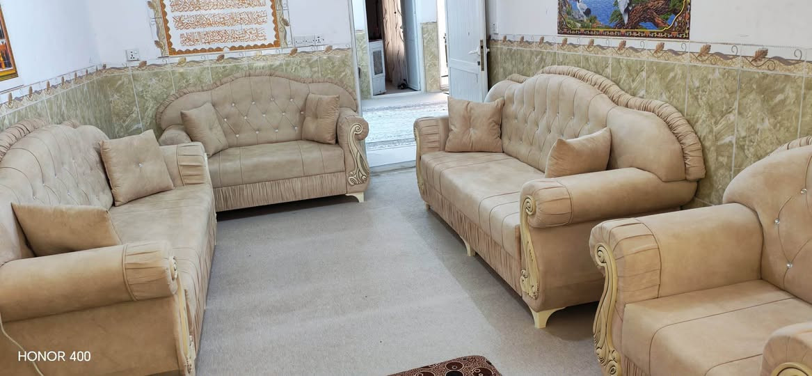 قەنەفەی ژۆری میوان بابەتێکی خاوێن و جوان و تایبەت هیج شوێنێکی نەدڕواوە و بێ عەیبە (٢ تاکی٣ نەفەریە)(٢ تاکی ١ نەفەری)(١ تاکی ٢ نەفەریە) معامەلەی تێدایە هەرکەس خوازرایە لە خزمەتین 
***********
لە هەولێر أربيل, العراق
