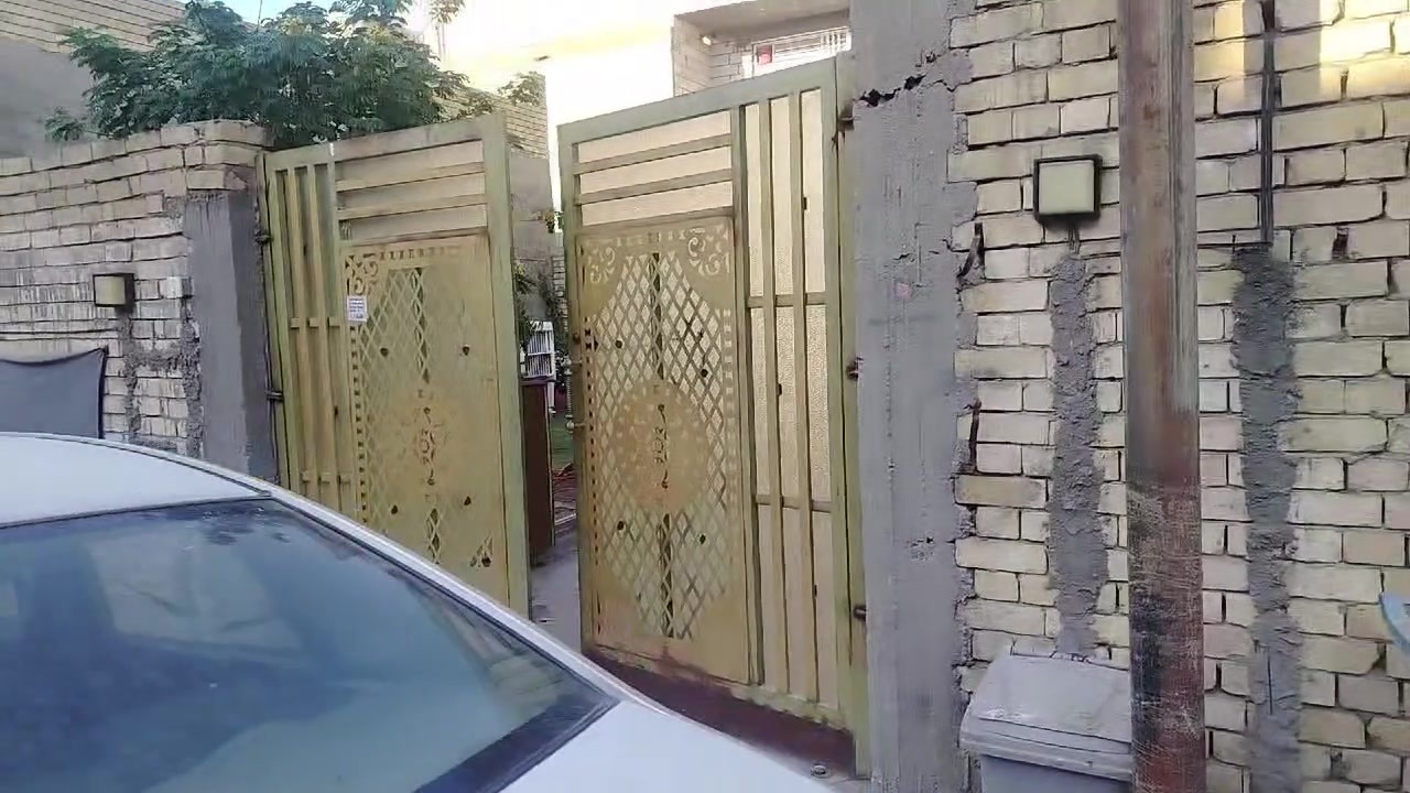 مكلف بالنشر
بيت للبيع المساحة 320 متر الجبهه 10والنزال 30 وحديقه جبيره غرفتين جوه وطابق ثاني غرفتين وكامل صحيات وبناء حديث  في حي دجلة قريب على الشارع العام 500 متر عن الشارع العام وكامل خدمات مجاري وتبليط وماء وصيدليه وكلشي قريب على البيت للاتصال
زراعي سند 25
السعر 200مليون
 الرقم‏‪***********‬‏
