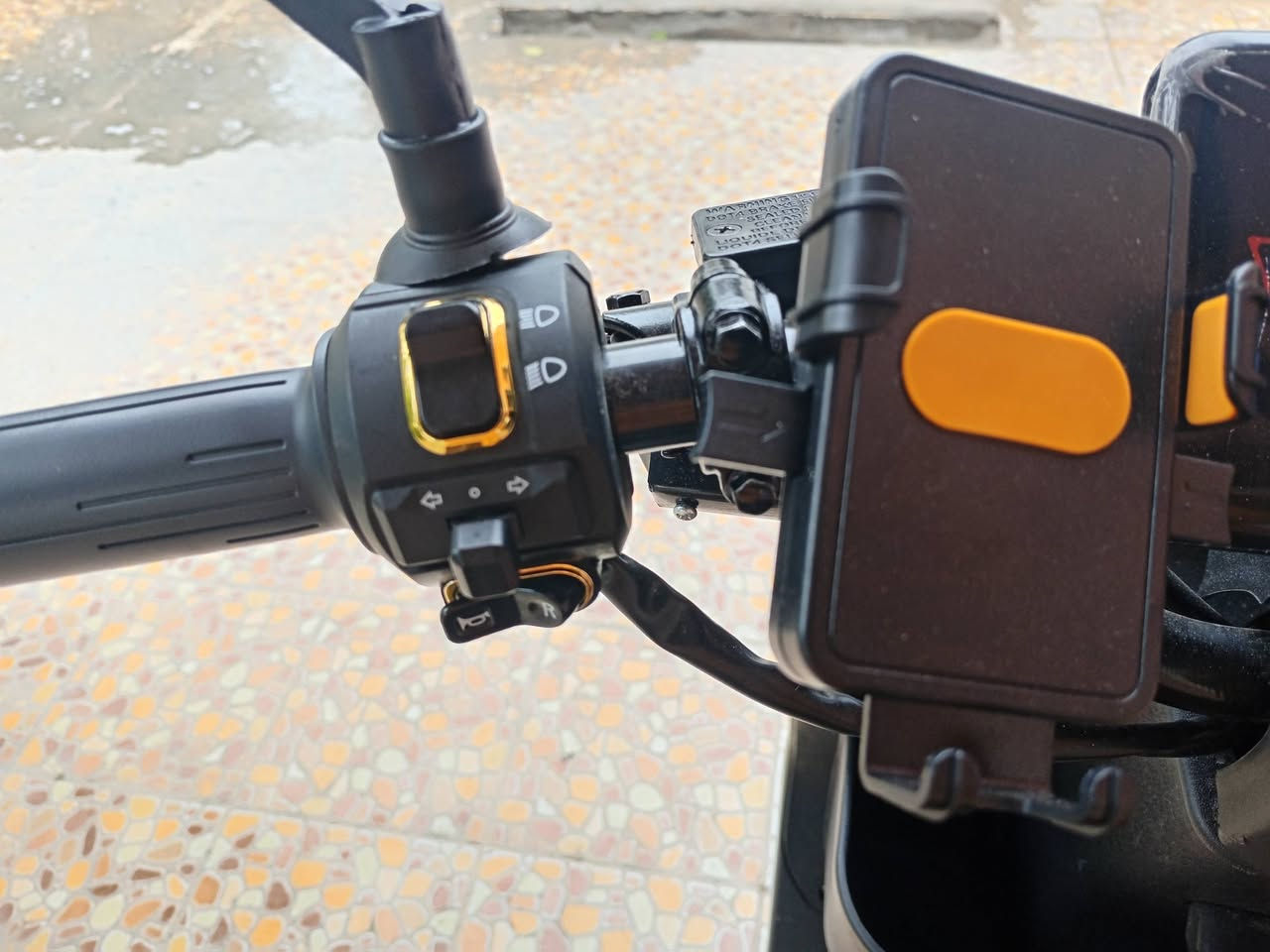 السلام عليكم
دراجة كهربائية للبيع حالة ممتازه
النوع R7 من شركة WINLEE, AHE
المميزات :نظام الPو R وD، نظام امان عند التحريك وهو مقفل، دبل إشارة، إشارة يمين ويسار، 4 كير، ضوء عالي و ناصي، أضواء تحتيه، أضواء ملونه من الامام والخلف، نظام امان ضد الأطفال، 5 بطاريات (مع وجود ضمان للبطاريات اذا خربت)، حامل هاتف قابل للإزالة، سلة قابلة للإزالة، وسادة ظهر للراكب الخلفي، بريك امامي وخلفي، (هورن)، 3 طرق فتح (مفتاح /بصمه / سويج)، أضواء ليلية مميزة، شاشه كبيرة، بعدهه الدراجه بالنايلون، وهدية عند الشراء مزيته.
والشراي يراسلني خاص.


**إذا كنت صاحب هذا الإعلان وتريد حذفه لأي سبب، رجاءا أرسل رسالة إلى الدعم الفني**