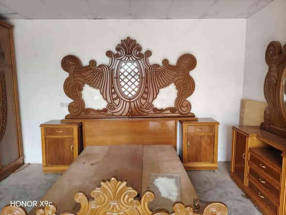 سلام عليكم يوجد غرف نوم عراقي نضافه 90 بل ميه لا استفسار تصل هاذ ا رقم ***********
