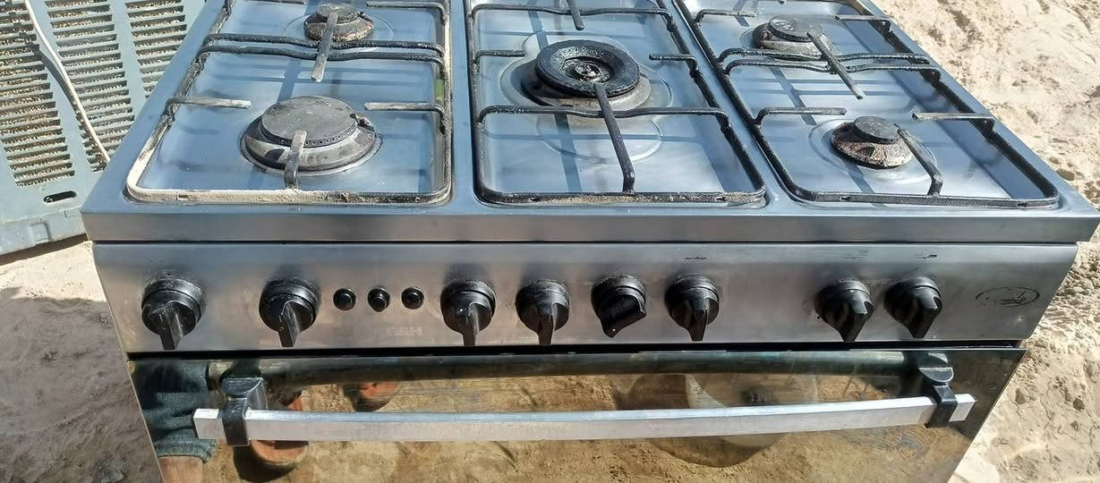 سلام عليكم
كاونتر اخو جديد
 بدون سنك 150 
طباخ فريش مصري 
اخو جديد كلة شغال 250 
اتصال ***********
