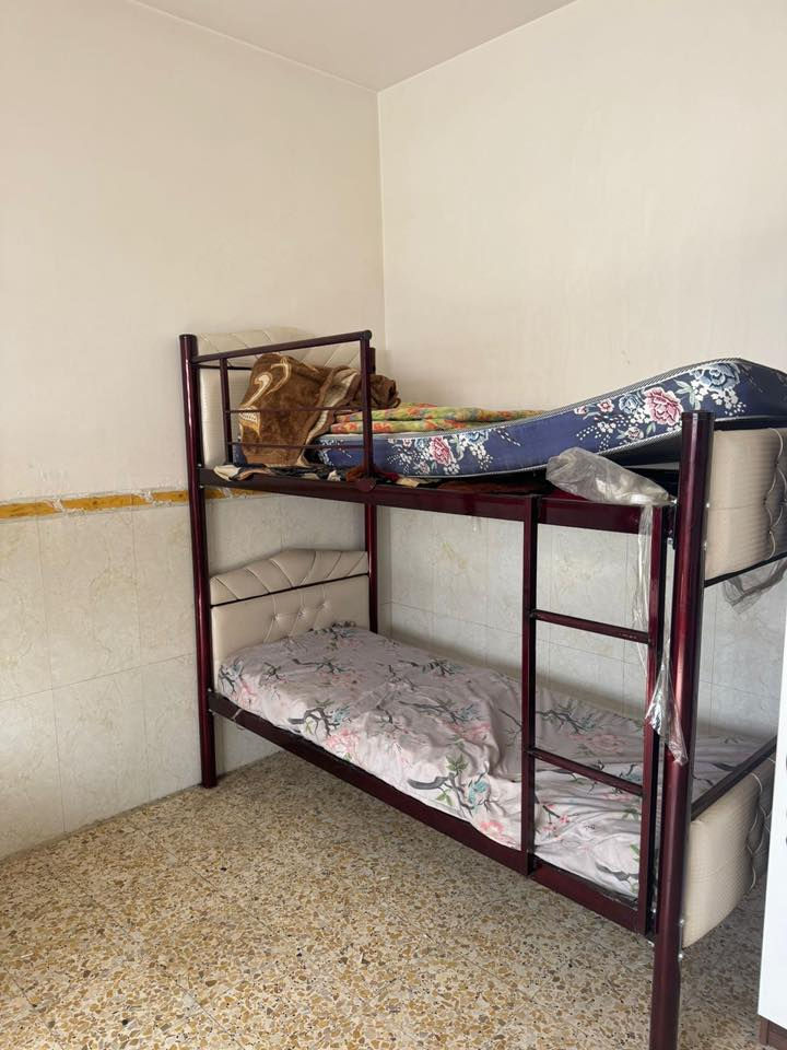 لبيع وطاولات طعام كبير وصغير وكراسي اصلي وجربايه طابقين  وكعدات  كله جديد استخدام جداا قليل 
لتواصل ***********
