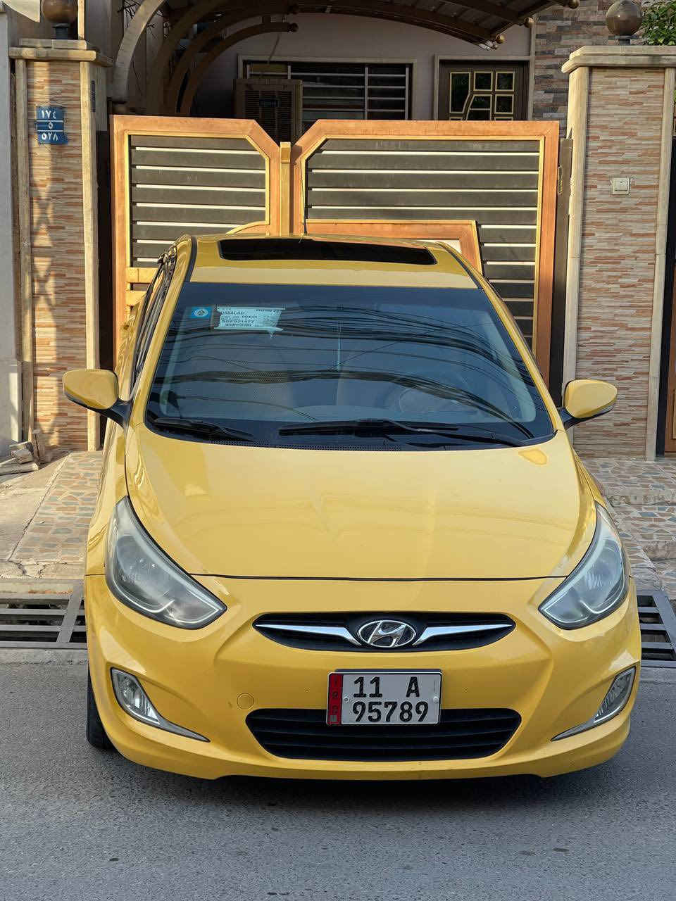 السلام عليكم 
سياره اكسنت للبيع 2015 فول مواصفات 
فتحته سقف 
تحكمات استيرن 
مري كهرباء 
السياره طخمها جديد 
وتأتيراتها جدد 
قبل سبوع 
ادامه كامله 
محرك 16دوش 
جديد مال كصه 
راديتر هليوم فتحتها وشيشتها 
سياره نظيفه وكاعده 
والباقي المواصفات مال 15معروفه 
رقمها بغداد ابسمي تحويل ثاني يوم 
عليها منظومه غاز جديده 
كبل شغل واطلع 
رقم الهاتف ***********
سعرها خابر وتدلل
