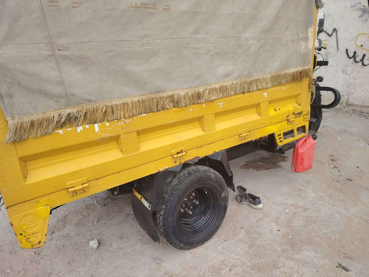 ستوته دايون مرقم لوحات وسنويه محرك 300 وشادلها 200 جديد 25 دبل تاير مال حمل نضافه مثل متشوف محرك وكهربائيات كامله ماكو نقص
الشراي يتصل
***********
