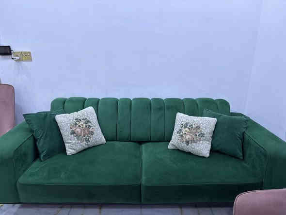 تخم تركي 10 مقاعد قنفات 2 وكراسي 4 سرير قلاب 
السعر 800 وبي مجال المكان بغداد الدورة ***********
