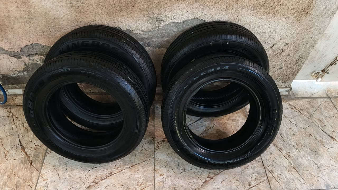 طخم تايرات حجم ١٤/ ٦٥ /١٨٥ نظاف فقط واحد بيه رقعة الباقيات نظيفات السعر ٦٥ الف ***********
