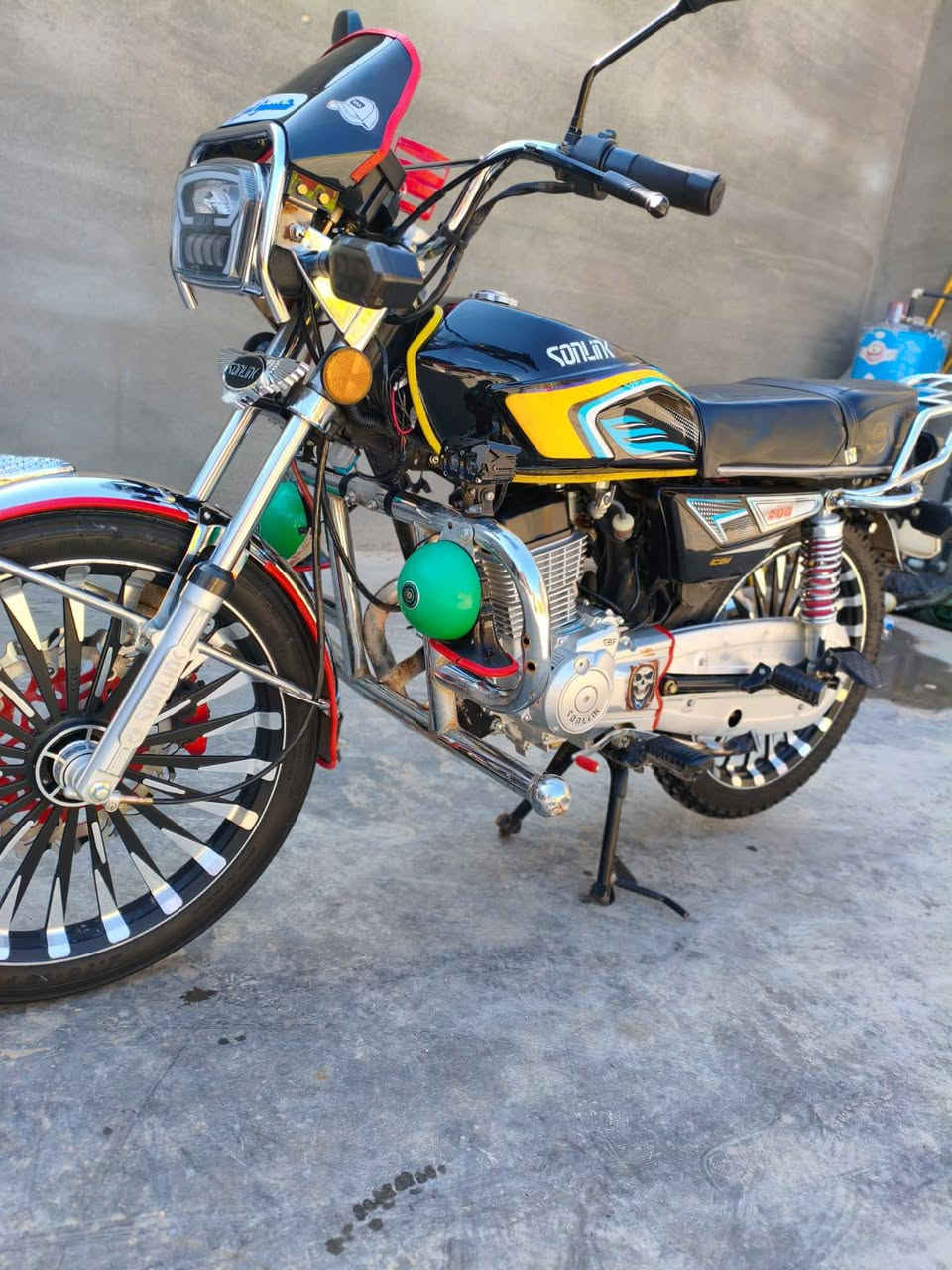 سلام عليكم شلونك شباب
دراجه موديل 24 محرك زنجيل 200
بيع ويرهم مراوس حسب القناعه
رقم *********** ادمن 🌹
