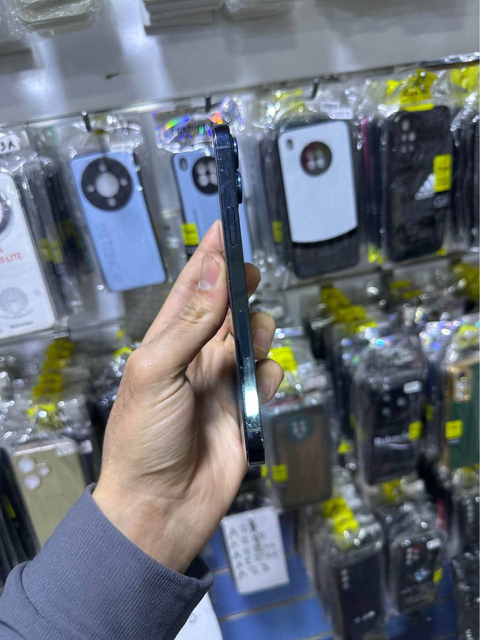 ئایفۆن ١٢ پرۆ ماکس ٢٥٦ گیگا یەک سیم مۆبایلەکە بەس پاتری گۆراوە هەمووشتیکی بیلادیە بەزەمان نرخی ٢٧٠ دۆلار ناونیشان هەلیر گەرەکی قەلاتی نویی ژمارە تەلەفۆن و وەسئەپ (***********) أربيل, العراق
