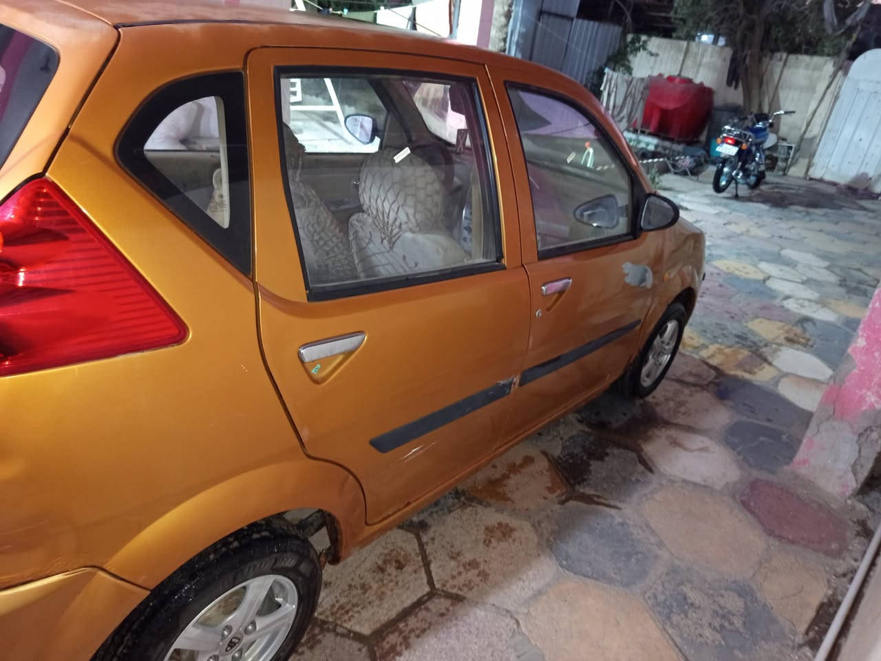 سيارة هافي لوبو صيني ٢٠١٣ بدون رقم (الشركة العامة للسيارات ) مكفولة من الضربة ومحرك وكير مكفولات ، بيها خياسات ،العنوان حله مركز مدينه رقم الهاتف ***********
