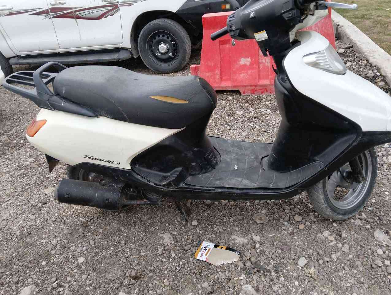 السلام عليكم 
سبيسي سرعة 100 ياباني 
الدراجة تشتغل سلف وهندر 
محركها ناعم حلو 
كهربائياتها كلها شغالة لايتات اشاير سلف كله شغال
للبيع بلاااش بـ 290 وبيها مجال للشراي 

***********
