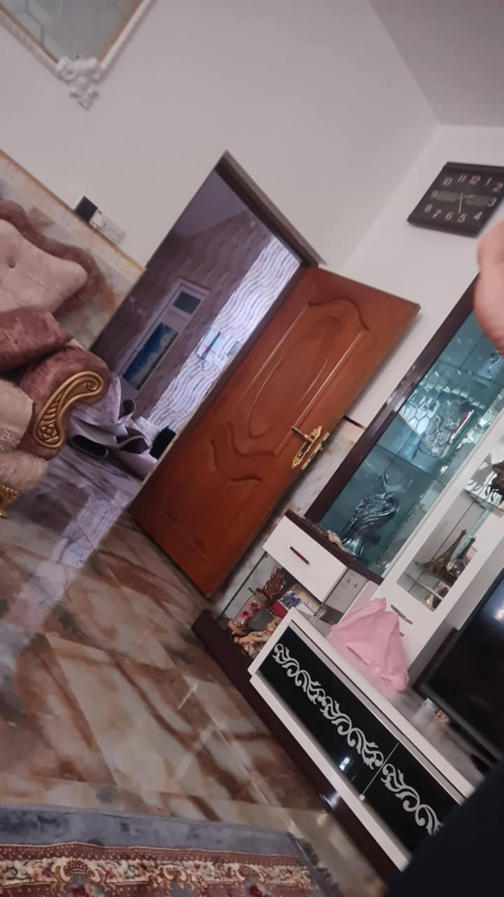 دار للبيع في الخاجيه حي القضاه خدمات جاهزه قاطين قاط الأول يتكون من مطبخ هول استقبال غرفة نومقاط ثاني ثلاث غرف وهولمساحة البيت 116مربعه  الثالث بيتونه الشراي  يتصل  ***********.  واتساب موجود
