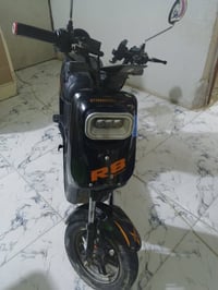 للبيع R8 نظيفه جدا بيها نظام R  كلشي شغال  وياها سويجين وكارت  السعر ٣...
