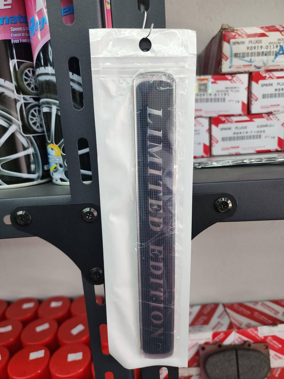 ادوات واكسسوارات تويوتا لاندكروز 
الموديلات من 2001 الى 2025 
كل الادوات متاحة بافضل الاسعار 
اي قطعة غير متاحة في الصور ارسل الصورة بالخاص 
تتوفر توصيل الكل العراق كلفة التوصيل 5 الاف 
ارقام التواصل ***********
