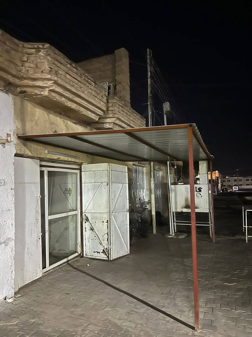 السلام عليكم سقيفه طولها ٦ امتار جديده سويتها 
وشوايه كباب هيا وماطورها 
الشوايه ١٧٥ 
والسقيفه ١٥٠
***********
