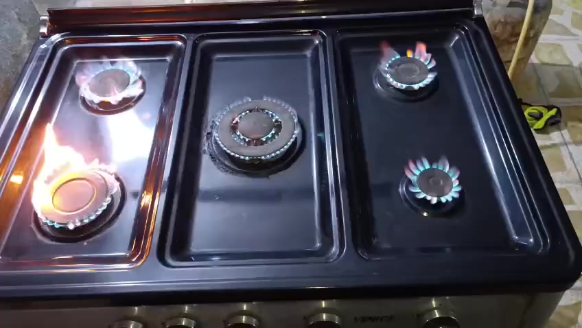 السلام عليكم طباخ للبيع 5مشاعل بدون فرن هوه نظامه هيج يجي بدون فرن عنوان بغداد الحسينيه الراشديه كراج الاسدي سعره 100 و بي مجال بسيط متواجد واتساب ***********
