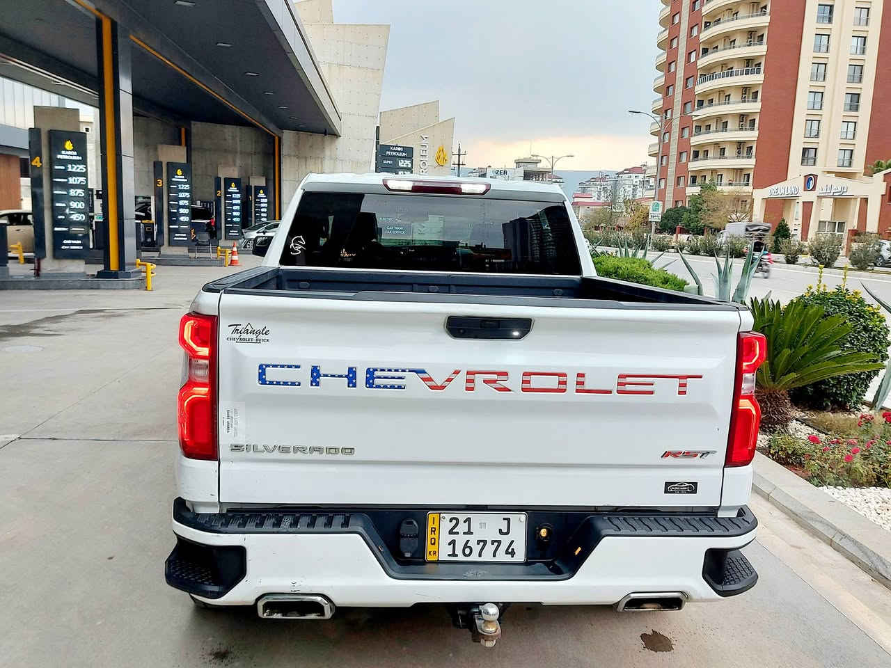 السلام عليكم ورحمة الله وبركاته شوفرليت سلفرادو Z71 وارد امريكي🇺🇲 حادثه موضح بل صوره باب مبدل بلاد صبغ شويه بل بدي مكانين كلش صغير باردماشيه 91km سياره نضيفه مابيه عيوب باب طويل بدي قصير
المواصفات🧿 
بصمه ابواب 🟢
بصمه تشغيل 🟢
شغال🟢
مكينه5300v8✈
كير 10سرعات 🟢
4×4 دبل اكسل 🟢
كشنات تدفئه🔥
كشافات خلفيه وامامي🟢
ويل سبورت🟢

سنويه وهزه جديد مكان السياره✅ سليمانى تحويل وكاله بشرط ✅
1GCUYEED&NZ238653
السعر285 وبي مجال قليل 
***********
