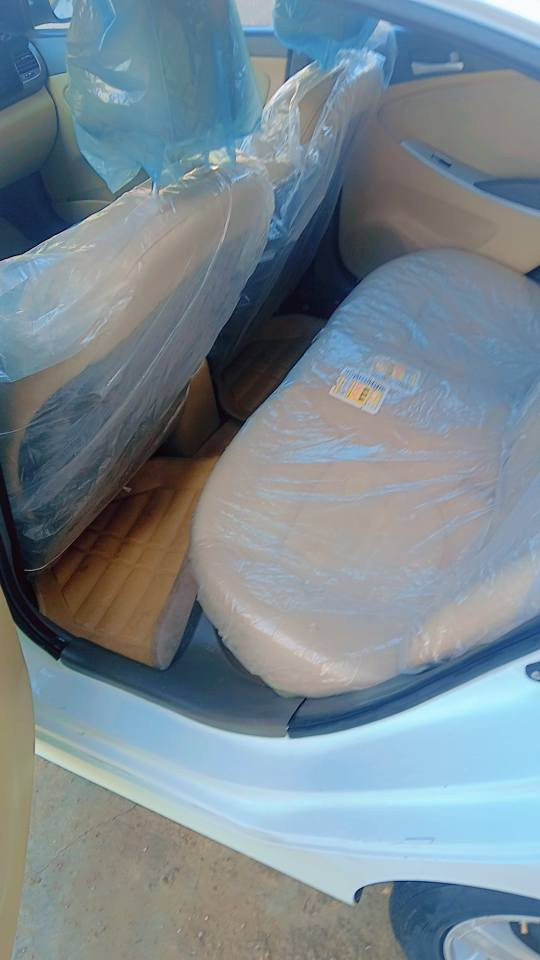 هیوندا ئەکسنت 2011
دوو پەڵە ساردی هەیە 
ڕەسمی سۆنەرم داناوە
گێڕ و مەکینەی بە شەرت
زۆر خاوێنە

سەنەوی و هەزەی تازەیە
تەحویل و غەرامەی بە شەرت
 ***********
شوێن سلێمانی
نرخی ٩٦ وەرەقەو مەجالێ کەم السليمانية, العراق
