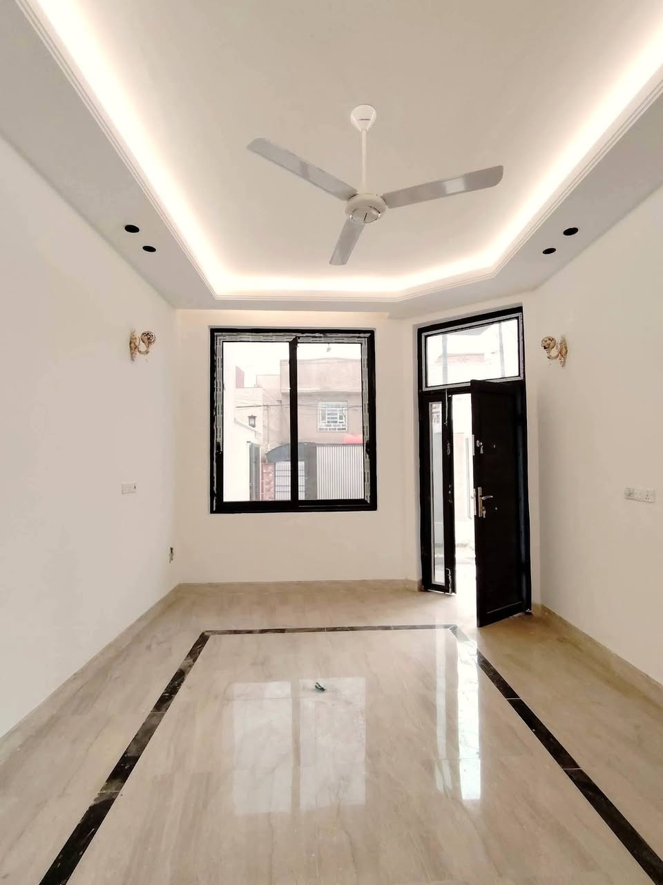 دار للبيع طابو ززاعي سند ٢٥
تحويل
الموقع نادر الاولى 
المساحة 200م
طابقين الطابق الاول غرفين نوم استقبال مطبخ كليدور مناور 2
جراج حديقة
الطابق الثاني ٣ غرف نوم واحد منهن سويت  كليدور مجمع صحيات 
للاستفسار .
اتصل بالارقام التاليه 
***********
***********
موقع المكتب حله نادر الاولى الشارع الرئيسي مقابيل دائره اتصالات بابل 
مكتب علي السلطاني للعقار
3
