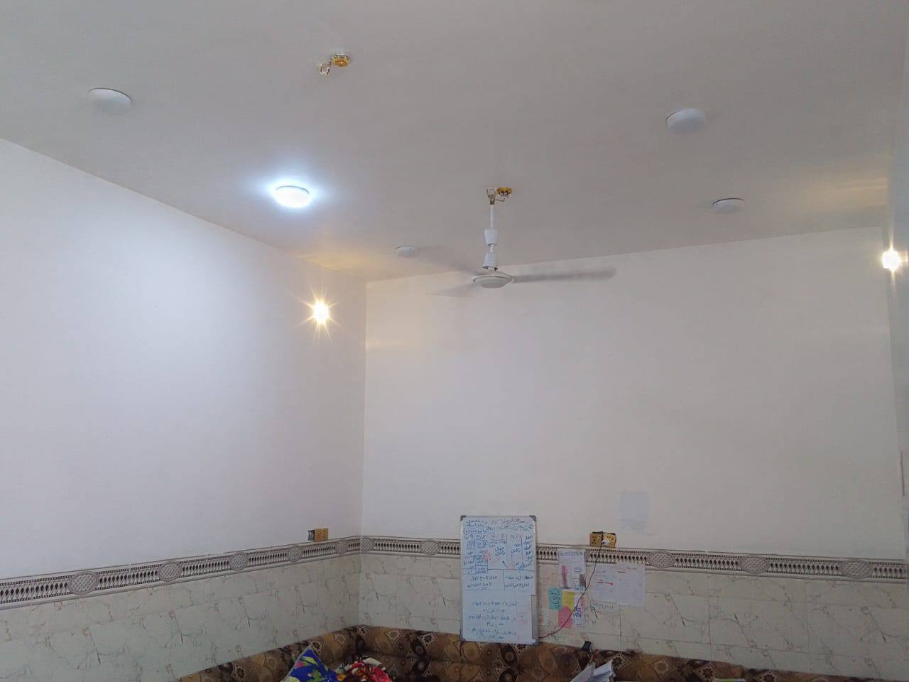 بسم الله الرحمن الرحيم بيت للبيع بناء حديث المساحه 200متر في حي الشهداء قريب على المدارس يتكون البيت من غرفتين نوم وصاله ومطبخ واستقبال للأستفسار الاتصال على الرقم ***********
