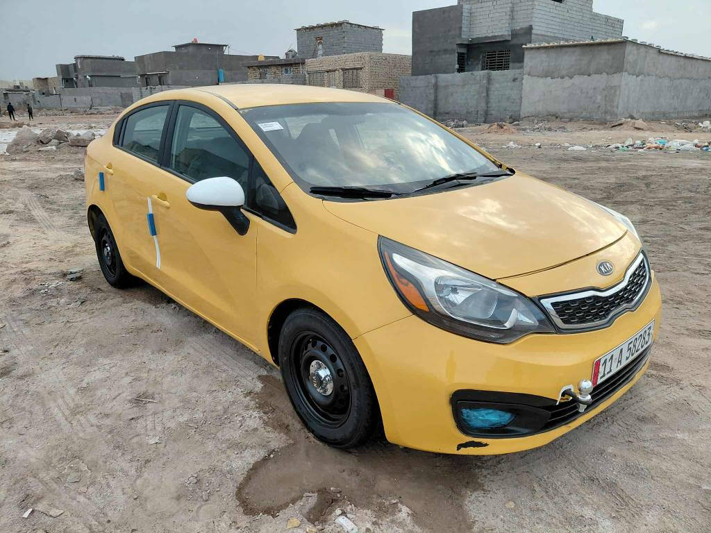 السلام عليكم كيا ريو موديل 2013 للبيع  رقم بغداد انكليزي تحويل ثاني يوم سنويه جديده هزه جديده مكينه 1600 مكينه وكير وحدايه وتبريد وتخم تاير مكفولات سياره مصفرة هيئة وغرامه سياره جاهزه كل نقص مابيها السعر 75 رقم الهاتف ***********مكاني كربلاء سياره بيها بنيد مبدل
