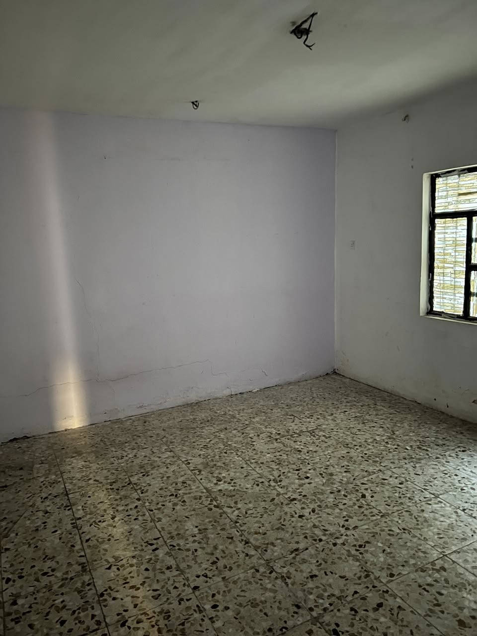 السلام عليكم ورحمة الله وبركاته
بيت (للايجار )مساحه ١٠٠متر متكون من استقبال ومطبخ وخدمات ومنور  وغرفه النوم 

الموقع كفاءات الصحه خلف التجاري 

الاتصال على الرقم ***********
