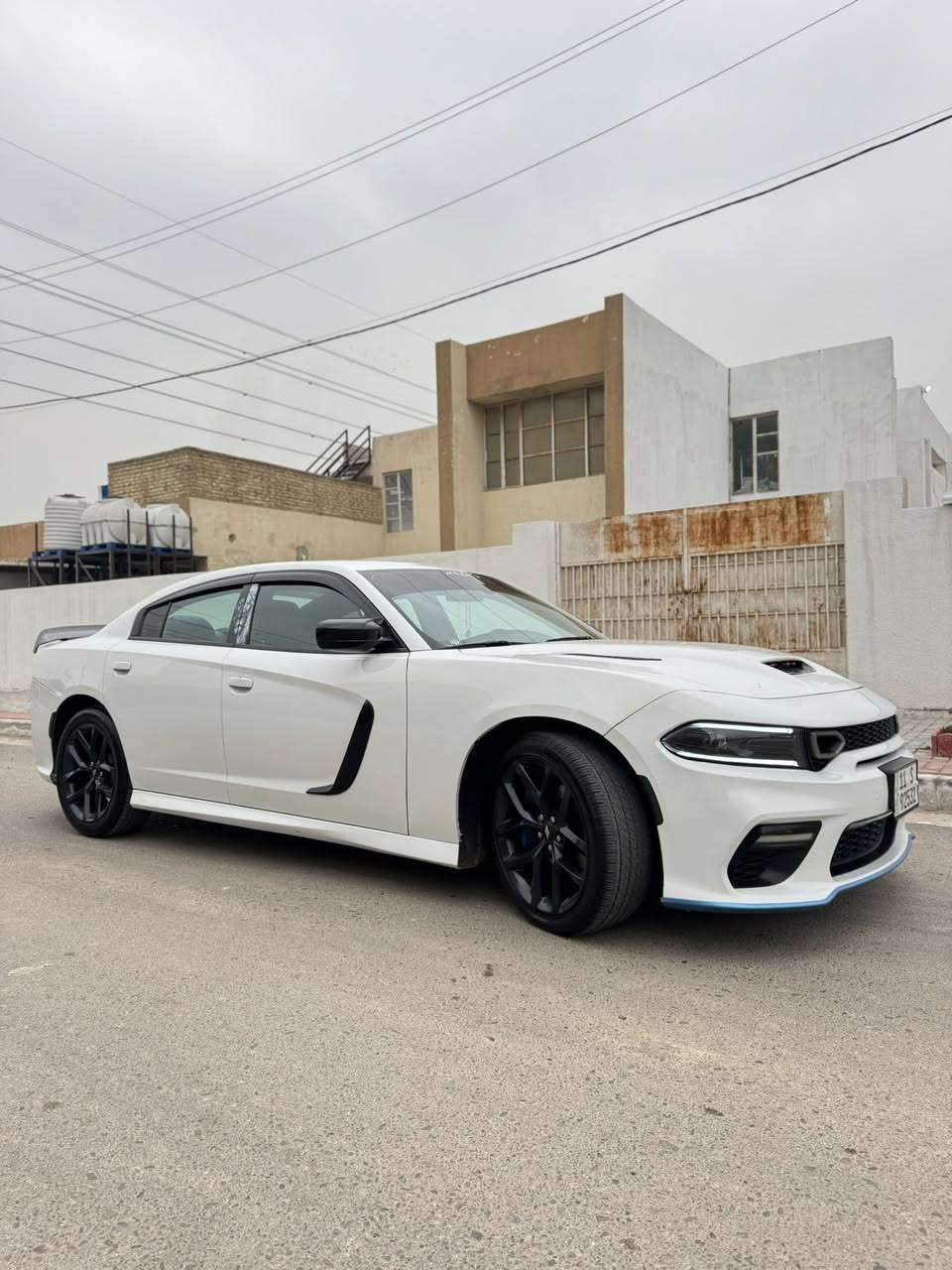 السلام عليكم 
جارجر 2019 sxt اصل 
حادث فقط بنيد صبغ واني محدث البنيد والدعاميات 
السيارة جديدة بمعنى الكلمة 
ماشية 80 الف 
كير مكينة تبريد حدادية خير من الله تجي وتشوف بعينك 
مكينة مفتوحة مبدل بيهة زنجيل 
السيارة مصروف عليهة حتى الغرفة مدوشمة فوك البلادي 
مكينة 3600    V6 
رقم بغداد الانكليزي بأسمي 
مكاني بغداد حي العدل الكرخ 
السعر 200 وبيهة مجال 
***********
