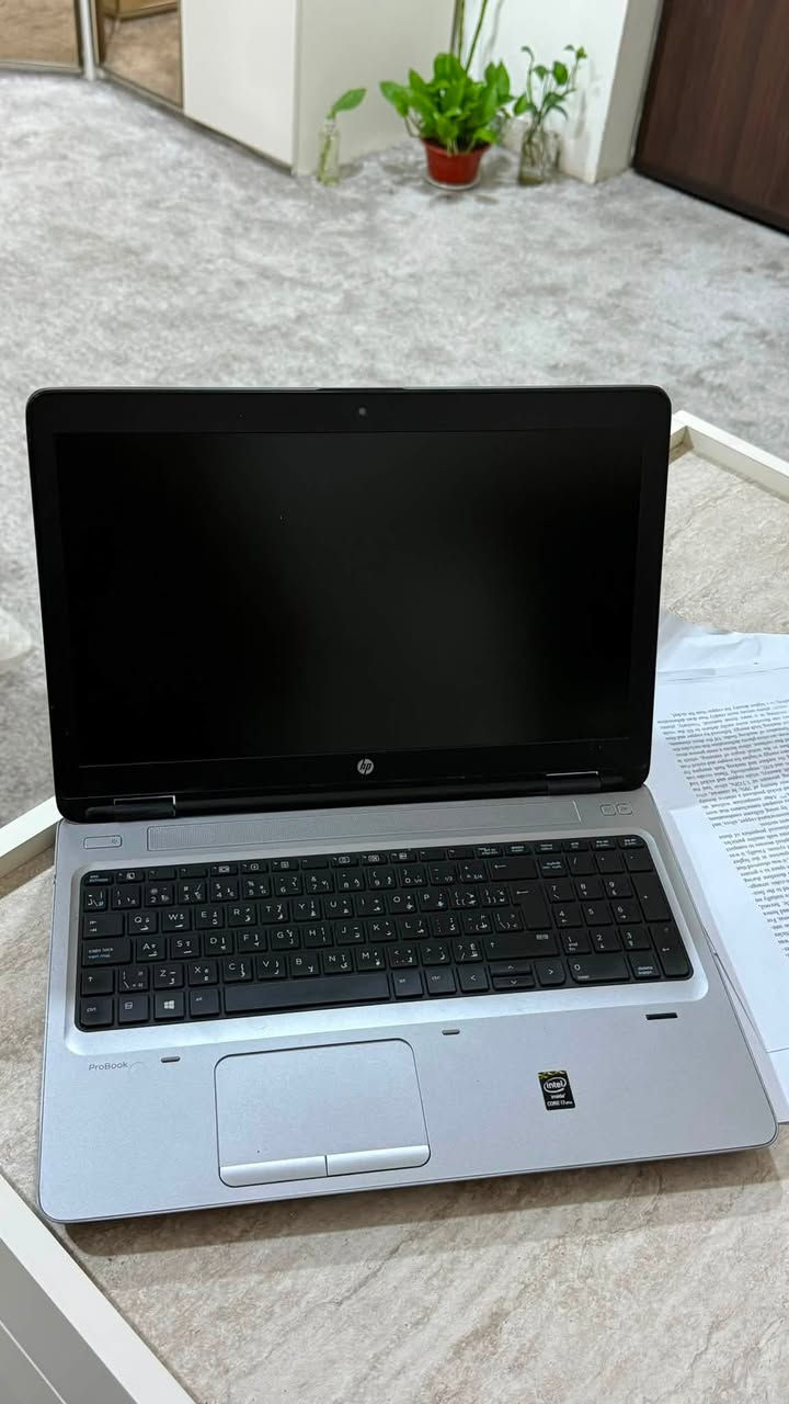 للبيع لابتوب HP ProBook بمواصفات قوية ونظافة ممتازة، يفيد جداً للطلاب، الموظفين، وأصحاب الأعمال اليومية والبرامج الهندسية والدراسة.
المواصفات الكاملة للجهاز:
 الماركة والموديل: HP ProBook 650 G2
 المعالج (Processor): Intel Core i7-6820HQ (معالج قوي فئة HQ للأداء العالي والمهام الثقيلة، رباعي النواة).
 الذاكرة (RAM): بحجم 8 جيجا.
 الهارد (الخزن): SSD بمساحة 256 جيجا (سريع جداً بإقلاع النظام وفتح البرامج).
 نظام التشغيل: وندوز 10 برو الأصلي (Windows 10 Pro).
حالة الجهاز:
 النظافة: الجهاز نظيف جداً وبحالة ممتازة (استخدام راقي وخفيف).
 البطارية: جيدة جداً وتطول بالعمل.
 الملحقات: يجي وياه كامل ملحقاته (الشاحن الأصلي وباقي الغراض).
السعر والتفاصيل:
 السعر: 300 ألف دينار وبي مجال .
 المكان: النجف الأشرف.
للاستفسار أو الشراء، يرجى المراسلة على الخاص أو الاتصال على الرقم: [***********]
