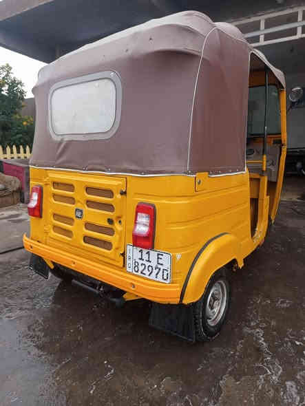 السلام عليكم تكتك 18 مصبوغه عام تكتك ترأي حلو تكتك نضيفه تحويل نفس اليوم رقم نكليزي شراي يتصل سعر  5200 وبيها مجال حك جيه شراي يتصل مكاني حي طارق القديم ‏‪***********‬‏
