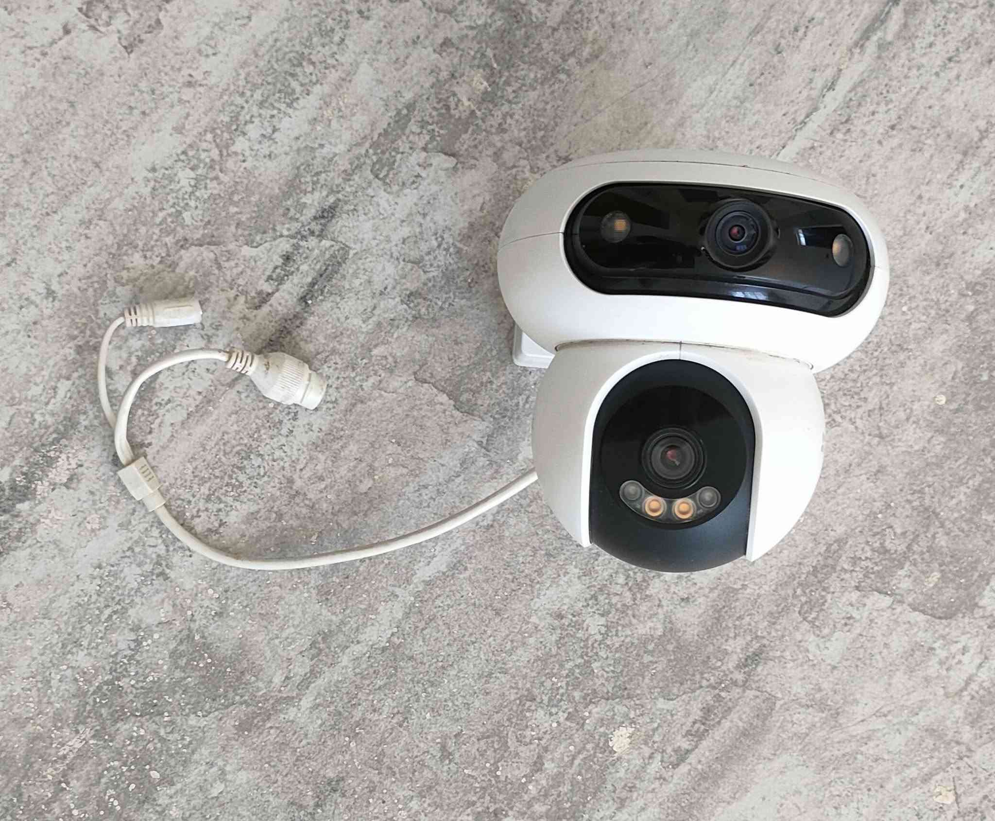 السلام عليكم كامرا مراقبة wi fi  شركة ezivez دقة تصوير 2k بيها كامرتين دوارات كل وحدة تصور وحد يعني كامرتين بوحدة الاتجاهات اعلى اسفل يمين يسار وكل وحدة تحكمها وحد تصويرها فول ما مستعملة هواي تكدرون تدخلون عاليوتيوب وتشوفون تصويرها تسجل عالرام  بيها رام 512 كيكا يسجل 18 يوم لكل كامراة طبعا تفتح عالتطبيق بالموبايل بيها مواصفات تحجي من الكاميرا وتسمع البرا كذلك وبعد هواي ابيعها هي والرام والله بس الرام اخذتة ب50 الف الأصلي والكامرا ماخذها ب90 الف سبب البيع اريد اشد منضومة كاملة رايدهن هي والرام ب100 الف ***********

