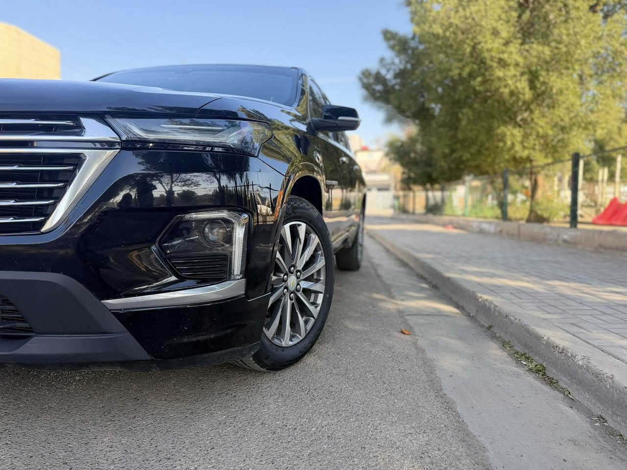 شيفروليه ترافيرس 2023 فئة Premier 

فول موصفات 1/1 فول للاخير 

🚗 المواصفات الأساسية

الفئة: Premier – دفع أمامي (Front-Wheel Drive)
النوع: SUV / كروس أوفر عائلية
السنة: 2023  

             . بنوراما 
              .مقاعد جلد 
              . تدفئة وتبريد بالكشنات
               .خمس كامرات 360
 • شاشة معلومات ترفيهية تدعم
• Apple CarPlay
• Android Auto
• بلوتوث
• Wi-Fi hotspot
• شحن لاسلكي للهاتف
 • مقاعد: جلد (عادة في فئة Premier)
 • مساحة ركاب واسعة في 3 صفوف
 • نظام صوت ممتاز
 • تحكم كهربائي في بعض المقاعد
(الميزات الدقيقة 
        ترحيب كشنات وستيرن 
       •.    شاشة بالمري 

 • نظام ABS وفرامل قرصية
 • أنظمة مساعدة السائق (قد تشمل تحذير التصادم، المساعدة على الفرامل، تحذير البقاء 
 • أحزمة أمان لـ7 ركاب
 • مساند رأس أمامية وخلفية

🛠️ المحرك والأداء
 • المحرك: 3.6 لتر V6 بنزين
السعر 31000 يعني تلث شدات وعشره 
مرقمه وجاهزه وباسمي 
صبغ بالسياره بنيد وجنطه بس بدون ايرباك 
وبيه تعمير بالحوض بالبدايه بس يعني صاير خصره بالحوض وساحبه سحب 
بدون شواصي بدون تبديل 
العنوان بغداد الاعلام السيديه 
رقم الهاتف ***********
