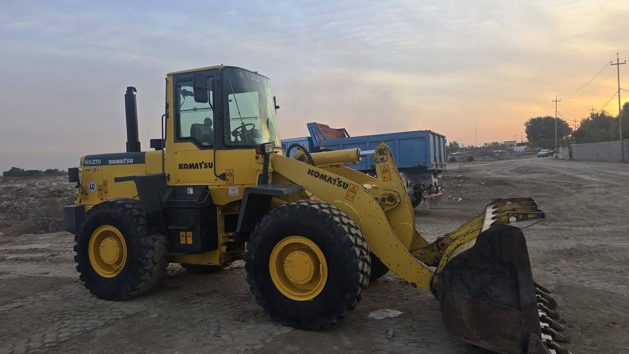 السلام عليكم ورحمة الله وبركاته
للبيع شفل كوماتسو حجم 270
موديل 2001 رقم أربيل باسمي هزه جديده وبراد جديد 
شفل كفاله مكينه كمنز سته سلندر 
مكانه بابل جبله 
***********
***********
