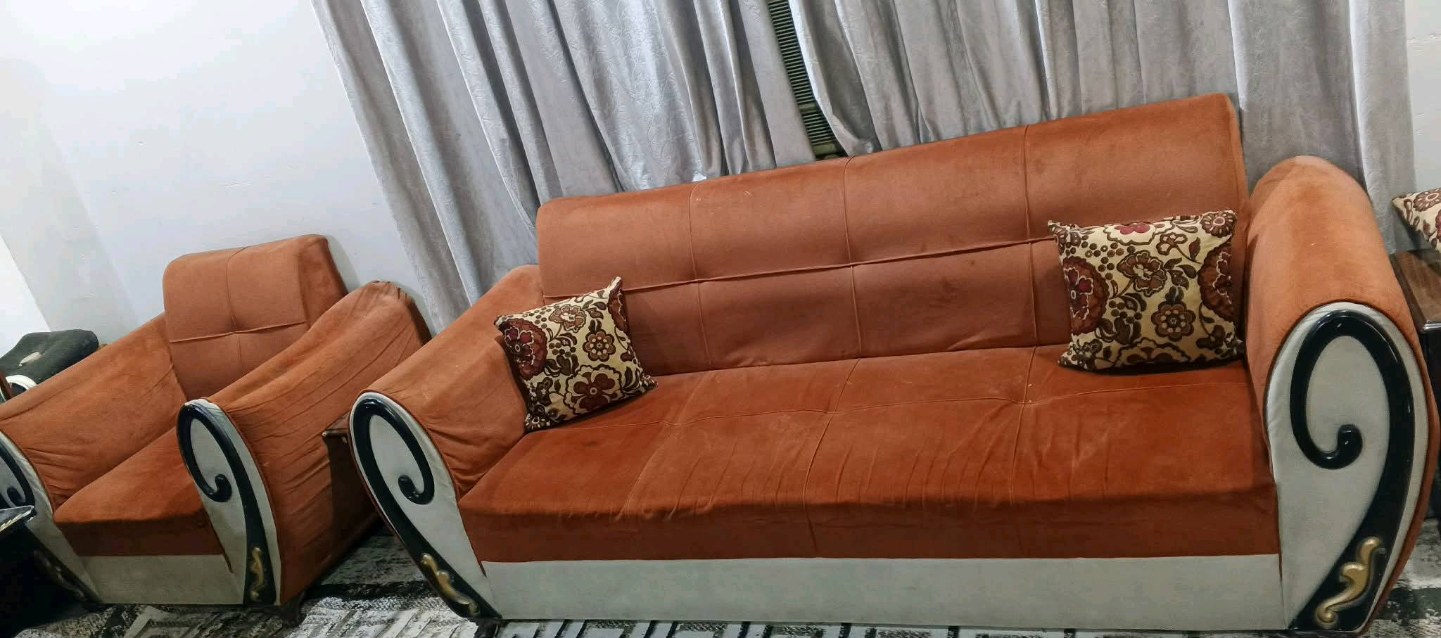 أعرض للبيع طقم صالون قماش مخمل برتقالي يتكون من كنبة كبيرة وكنبتين صغيرتين. التصميم أنيق وجذاب والانارة تضيف لمسة مميزة. الطاولات والتلفاز غير مشمولة في البيع. يعتبر خيار ممتاز لغرفة المعيشة أو استقبال الضيوف. الطقم مريح جداً وحالته جيدة جدا مع وجود بعض الاستخدام الطفيف. السعر مغري وقابل للتفاوض.