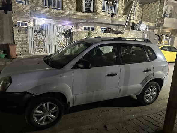 سلام عليكم توسان مديل 2010 سياره بيه قطعتين بدون دواخل سياره كير مكينه حداديه جدد سعر110 عنوان بغداد بنوك رقم تليفون ***********
