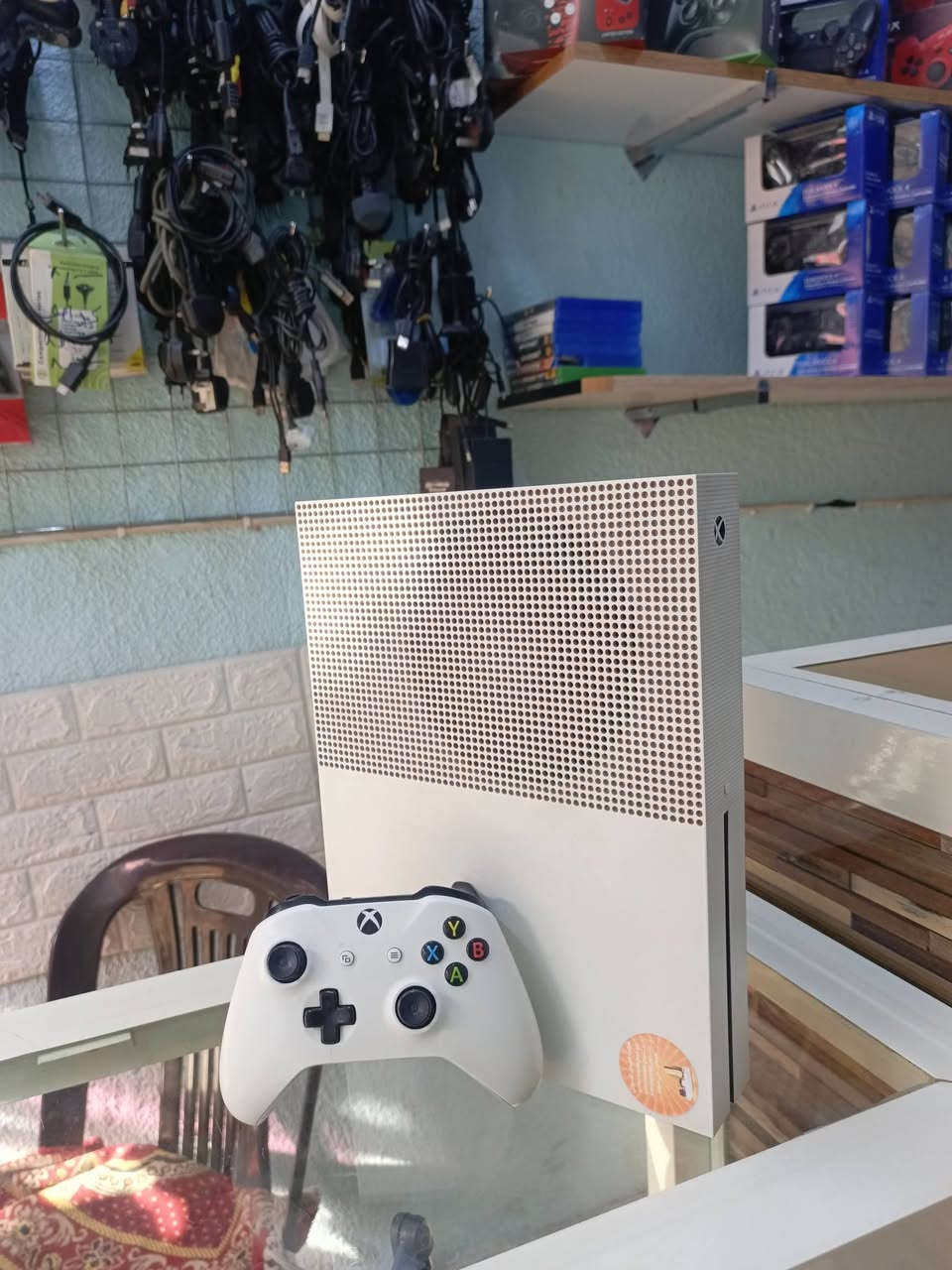 Xbox One S 
1TB
لوك ستيكر 
جوستك اصلي 
السعر 170
العنوان موصل حي سومر مكتب الحسن متوفر توصيل لجميع المحافضات 
***********
***********
