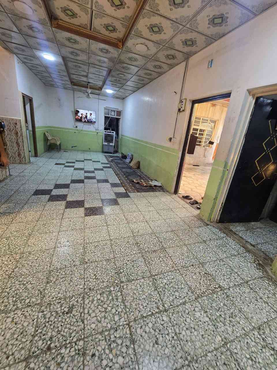 #بيت لبيع بشارع المطار الجديد خلف المحطه مال ريبال المساحه ٢٢٠متر يحتوي على غرف ٢ وصاله ومطبخ وستقبال ومكشوفات٢ وصحيات داخليه وخارجيه وطارمه بس الرضيه مال المطبخ كافع السعر ٣٧وبي مجال مكتب بركات ام البنين قرب مثجات سنبله للستفسار *********** فقط على الخط البيت قريب على الشارع
