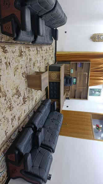 يا الله 
السلام عليكم ورحمه الله وبركاته 
اثاث مكتبي رئاسي  درحى ممتازه
طول الميز 225سم  مترين وربع
عدد المقاعد 8مقعد 
كرسي دوار.   وملحقاته 
العنوان كربلاء طريق بغداد كربلاء عمود 186
للاستفسار ***********
