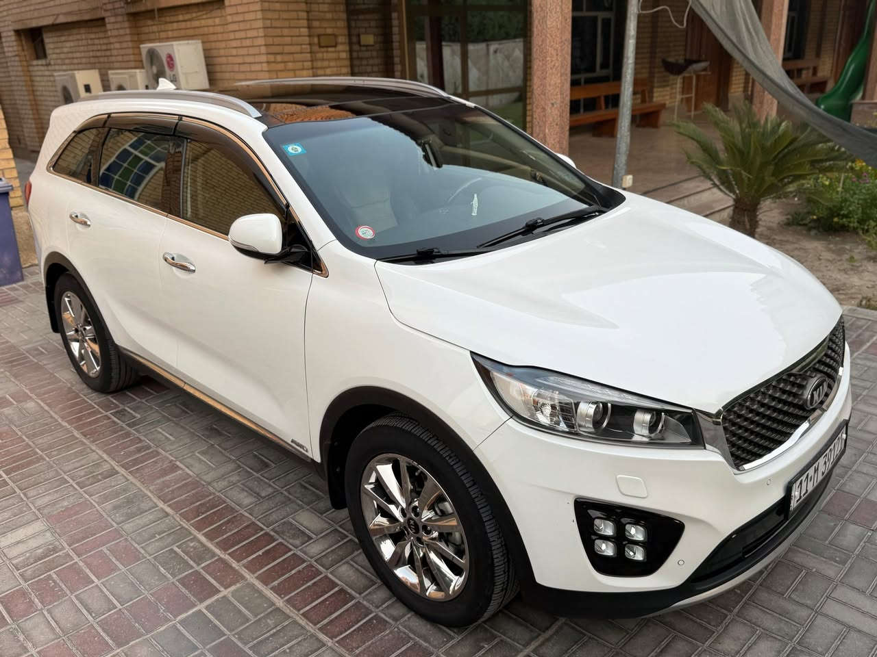 السلام عليكم ورحمة الله 
كيا سورنتو خليجي موديل 2018 
اعلى فئه فول مواصفات 
مود درايف
هندبريك دكمه 
اوتو هولد 
لايتات زنون متحركه ذكيه عند تغيير اتجاه الستيرن 

حساسات امامي خلفي 
جنطه كهرباء بصمه 
أشاير ترحيب 
ماشيه 86 الف  
سياره مكفوله من كلشي 
 كير ومحرك وتبريد وصدر كله مكفول 
مكفوله من الصبغ والبارد والضربه 

رقم بغداد ومكانها بغداد ساحة عدن 
***********
