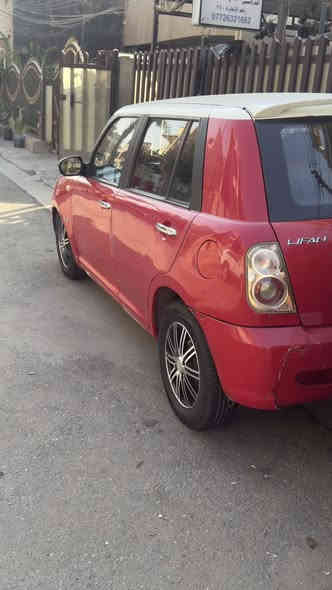 السلام عليكم عندي ليفان موديل 2013 
كير عادي محرك بلادي قبق اسود 
سياره جاهزه كير محرك تبريد صدر كله نضيف 
تخم تاير جديد 
رايدها 37وبيها مجال بسيط 
الاستفسار ***********
رقم وهزه وسنوية جديد بغداد
