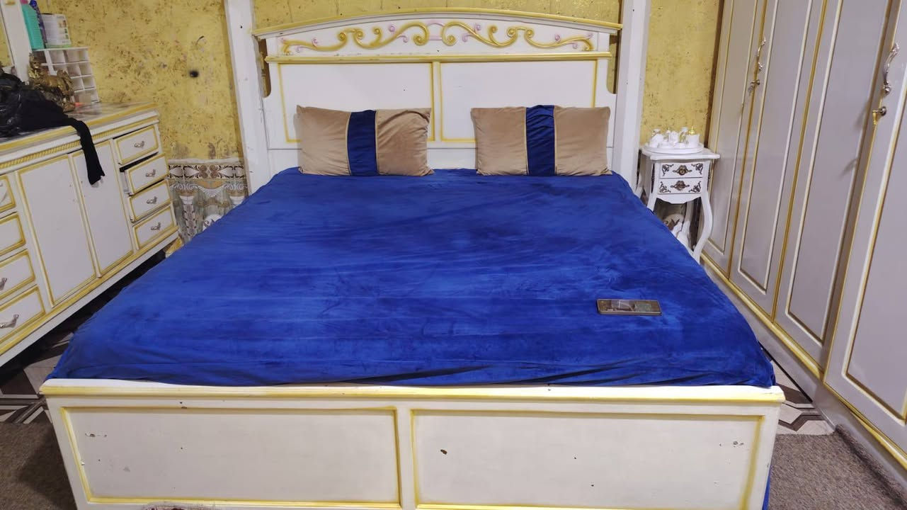 كنتور كويتي يتكون. من 6 قطع القرفه ضخمه كنتور 6 باب + ملحق وي الكنتور السعر 800 بيهه مجال تواصل ***********
