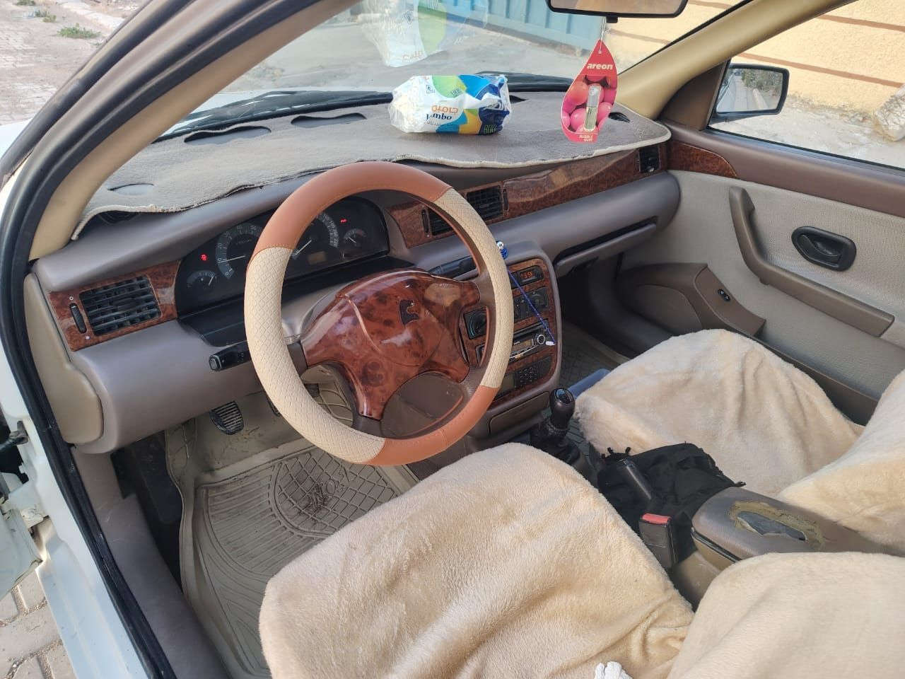 السلام عليكم 
سمند ٢٠١٢ بيها بنيد وجاملغ بدون داخل السيارة جديدة مكينة كير حدادية تخم تاير كله جديد تبريد تدفأة شغالات سنوية نافذة ٢٠١٨ السعر ٤٠
***********
