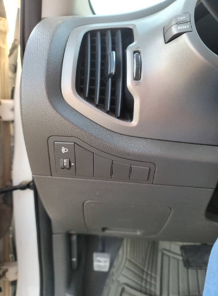 السلام عليكم
سبورتج 2011 خليجية رقم بغداد مشروع وطني بأسمي 

ماشية 220 الف

مكينة 2000 دوش

بيها بابين صبغ وبارد قليل في الجاملغ الامامي

كاعية جلد + كشنات جلد 

جواها تخم تاير جديد + باتري جديد قبل فترة شديته

مواصفات

 تحكم ستيرين

مثبت سرعة

شاشة + كامرة

السعر 13.000بيها مجال + عليها غرامات ورقتين ينزل من سعرها
مكاني بغداد حي الجهاد  رقمي ***********
