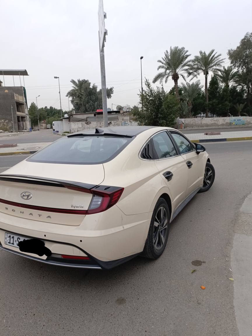 السلام عليكم حبايب 
سوناتا موديل 2021 وارد الامارات محرك 2000 هايبرد
MPI 

مواصفات 
• تشغيل عن بعد
• كير ازرار 
• التشغيل بصمة 
• مري شفط 
• قطعتين منفصلات تدفئة وتبريد
• ثلاث وضعيات للقيادة
• كامرة خلفية 
• حساسات محيطة بالسيارة بالكامل
• قطعة تبريد للمقاعد الخلفية 

السيارة مضاف عليها تطعيمات بالكاربون فايبر واللون الاسود منطيها شكل كلش حلو ورياضي 

⚠️ السيارة مصبوغة عام تكسي دبي 
(ماشية 36 الف)

لايوجد فيها اي حادث قوي فقط عند الدعامية الخلفية كما موضح بالصورة تكدر ترجعها بالفايبر كلاس او تبقيها متظر حسب الرغبة 
والباب الخلفية بيها ضربة بسيطة معالجيها ومرجعيها مثل مچانت 

السنوية جديدة لسنة 2028 
والهزة كذلك لسنة ال 2027 

رقمها بغداد بأسمي 

سعرها 170 ورقة وبيها مجال للشراي او بالعافية على الياخذها

للتواصل *********** بغداد, العراق
