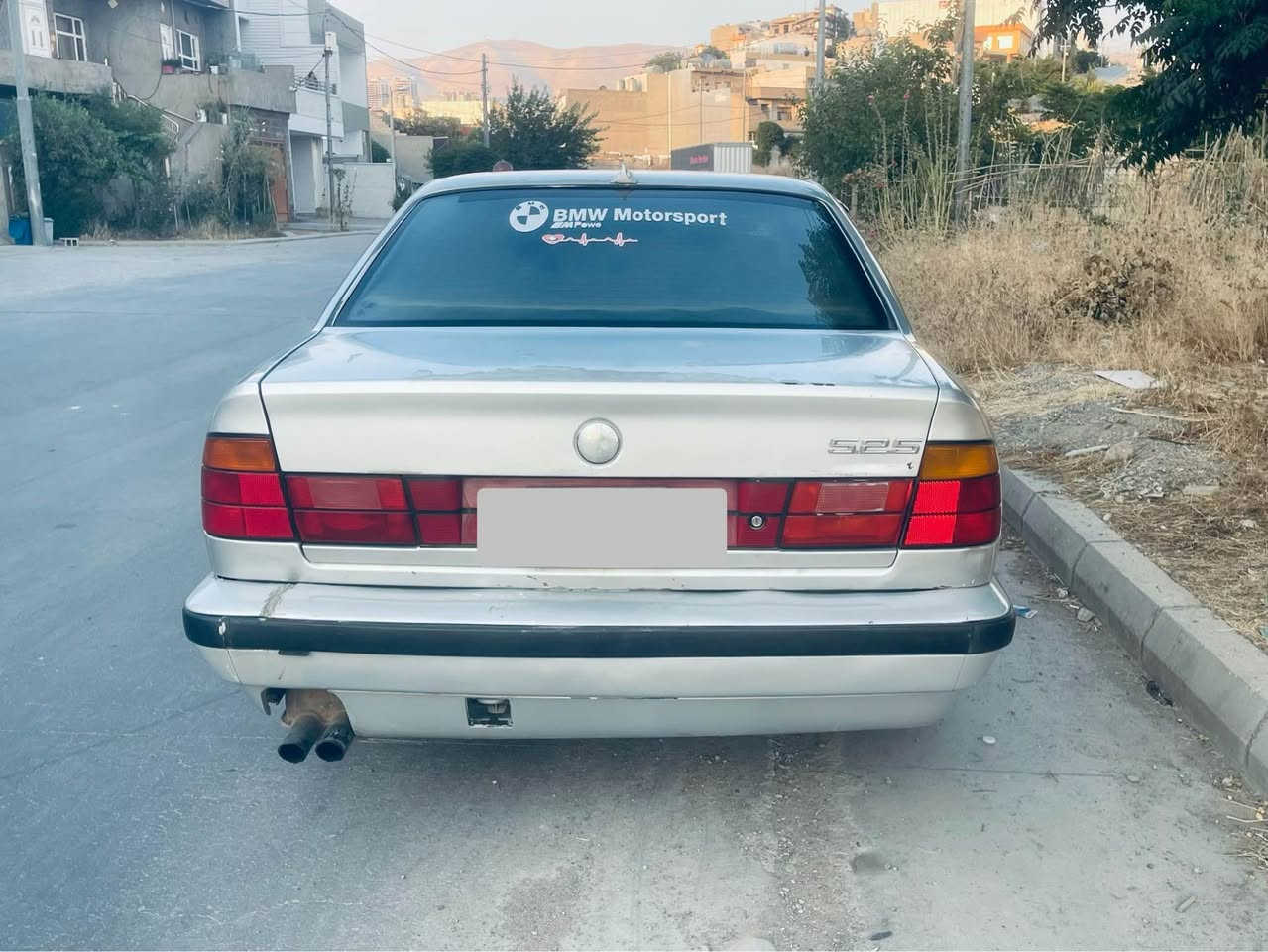 BMW 1992
٥٢٥ توماتیک بێ بۆیاخ 
ئارم پلاستیک بەشەرتی ئەوەلیات و غرامە 
 گێرو مەکینەو ئەکسل و تەقەو رەقە هەمووی بەشەرت
ژ.م:***********
*********** السليمانية, العراق
