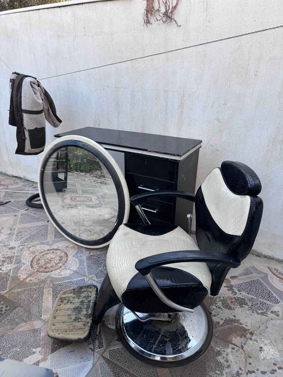 كرسي حلاقة عدد (١) 
ميز و مراية حلاقة صالون نسائي رجالي ماركة istikbal خشب اصلي عدد (٢) 
كرمدي بلاستيك عدد(١) 
مكان اربيل 
موادی صالون ژنان یان حلاقه پیاوان 
کورسی ۱ 
میز و اوینه مارکه istikbal داری ده‌ره‌جه ‌ ۱ ۲ 
کومدی ۱ 
شوين هةولير 
*********** 
*********** أربيل, العراق
