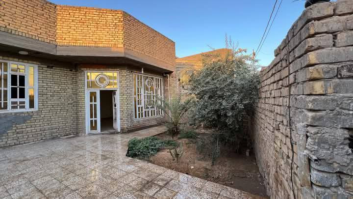 الدار للبيع الكوت حي الجامعه قرب مجمع الرواد السكني 
سنة البناء 18 // 250 متر مربع طابق واحد طابو صرف غرفتين نوم وصاله ومطبخ كبير + حديقه و كراج سياره 
صحيات عدد 3  يباع نقد 
للاستفسار الاتصال على الرقم ***********
واتساب أو ماسنجر
