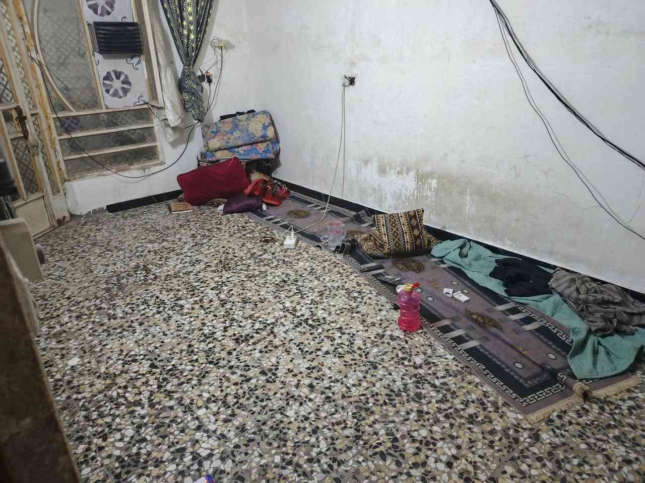 السلام عليكم بيت ركن للبيع طابق ارضي يحتوي على استقبال ومطبخ وغرفه وترك وصحيات بيت طابوق العنوان الزعفرانيه عالسده قرب اسواق تفاحه للبيع حاضر او اقساط الرقم ***********
