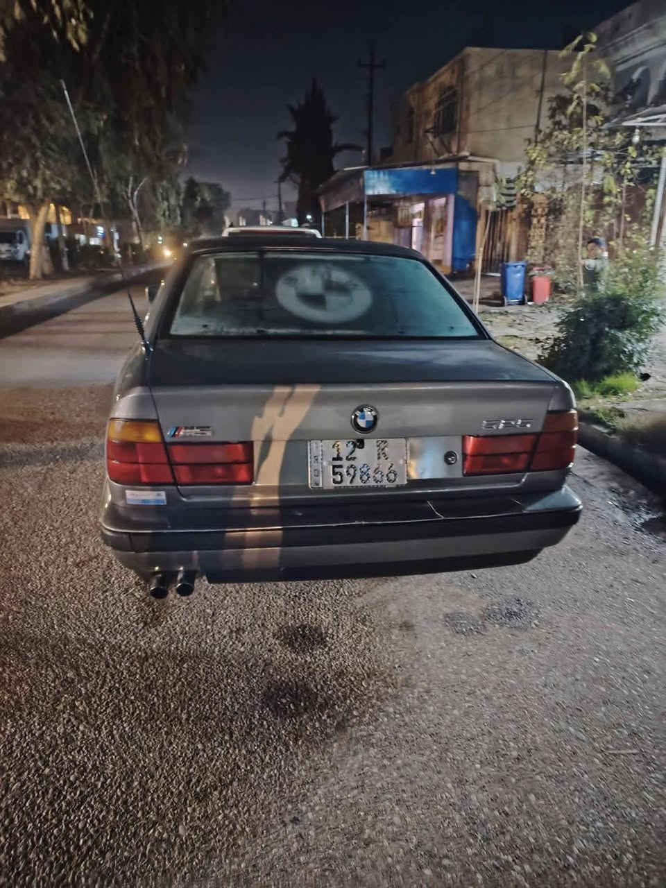 ب ام525البيع سعرها 42 روقه وبيها مجال 
سياره  فول  اللون رصاصي موديل 1988 وضع شركه مصبوغه عام جماليه بدون اي حادث شرط تبريد  طخم امامي خلفي  جديد داخل نظيف كشنات  جلد محرك فل رقم نينوى اجنبي  اني الشرعي  شرط التحويل تاريرات جديده  كير اوتوماتيك بكان سيارة موصل السعر42ورقه وبيها مجال الاتصال على الرقم التالي *********** ***********
