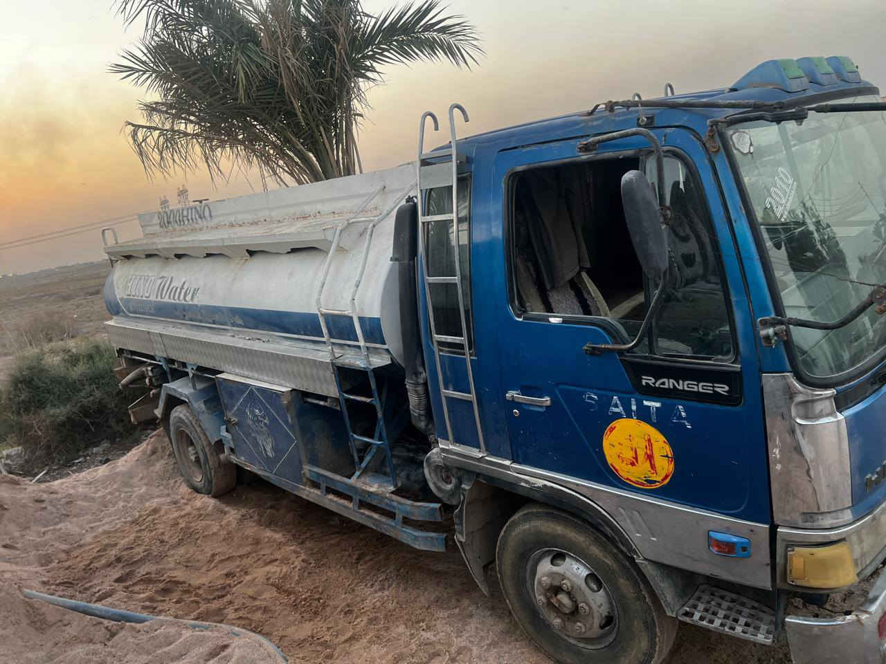 للبيع هينو تنكر بلاد مديل 94 محرك 70 طيره تانكي 7.50 رقم بصره الماني مسجله تنكر تحويل ثاني يوم السعر 125 ورقه الشراي يتصل مكانه البصره *********** .
